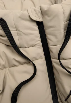 Varm jakke med sidelynlåse nederst