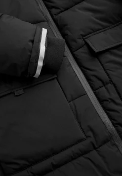 Varm jakke med sidelynlåse nederst