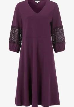 Viskosekjole med blondedetaljer