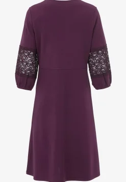 Viskosekjole med blondedetaljer