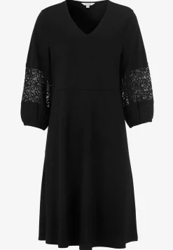 Viskosekjole med blondedetaljer