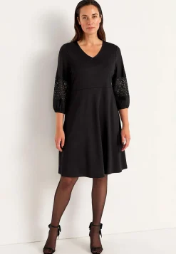 Viskosekjole med blondedetaljer