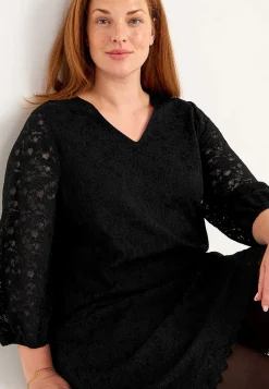 V-udskåret blondekjole