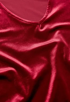 V-udskåret fløjlskjole