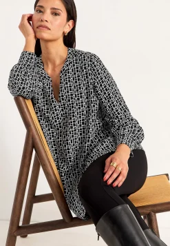 V-udskåret, vævet tunika